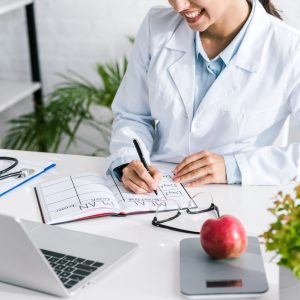 nutricionista llevando control alimenticio